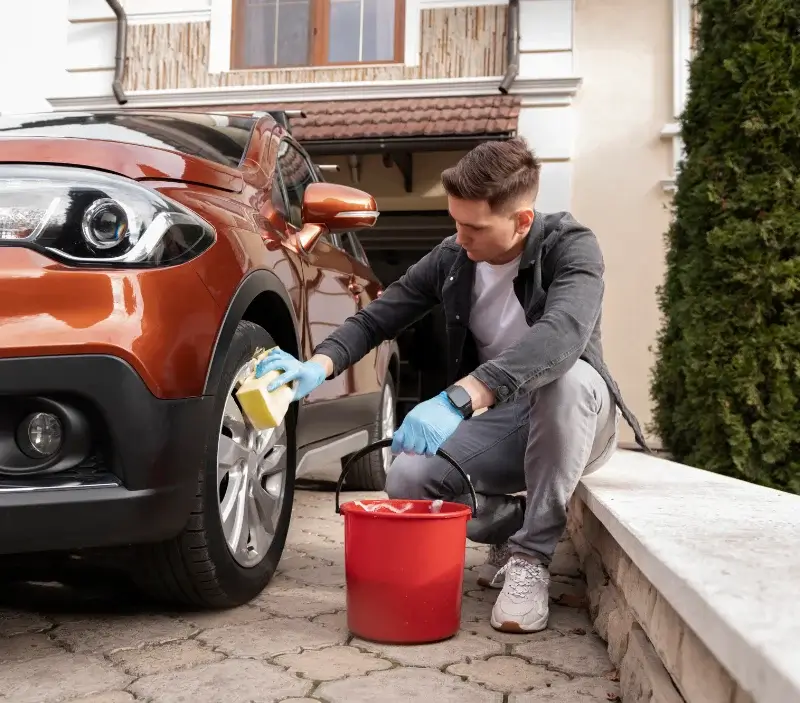 Lavage auto à domicile Luxe-Sumberraute : professionnel intervenant sur un véhicule